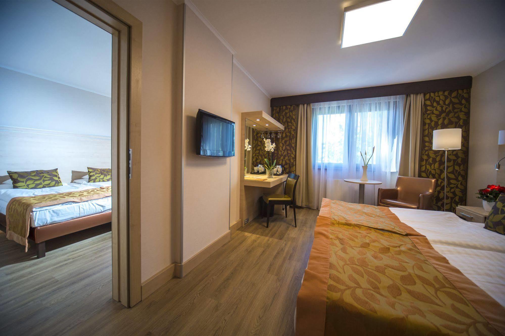 Hotel Шопрон Екстер'єр фото