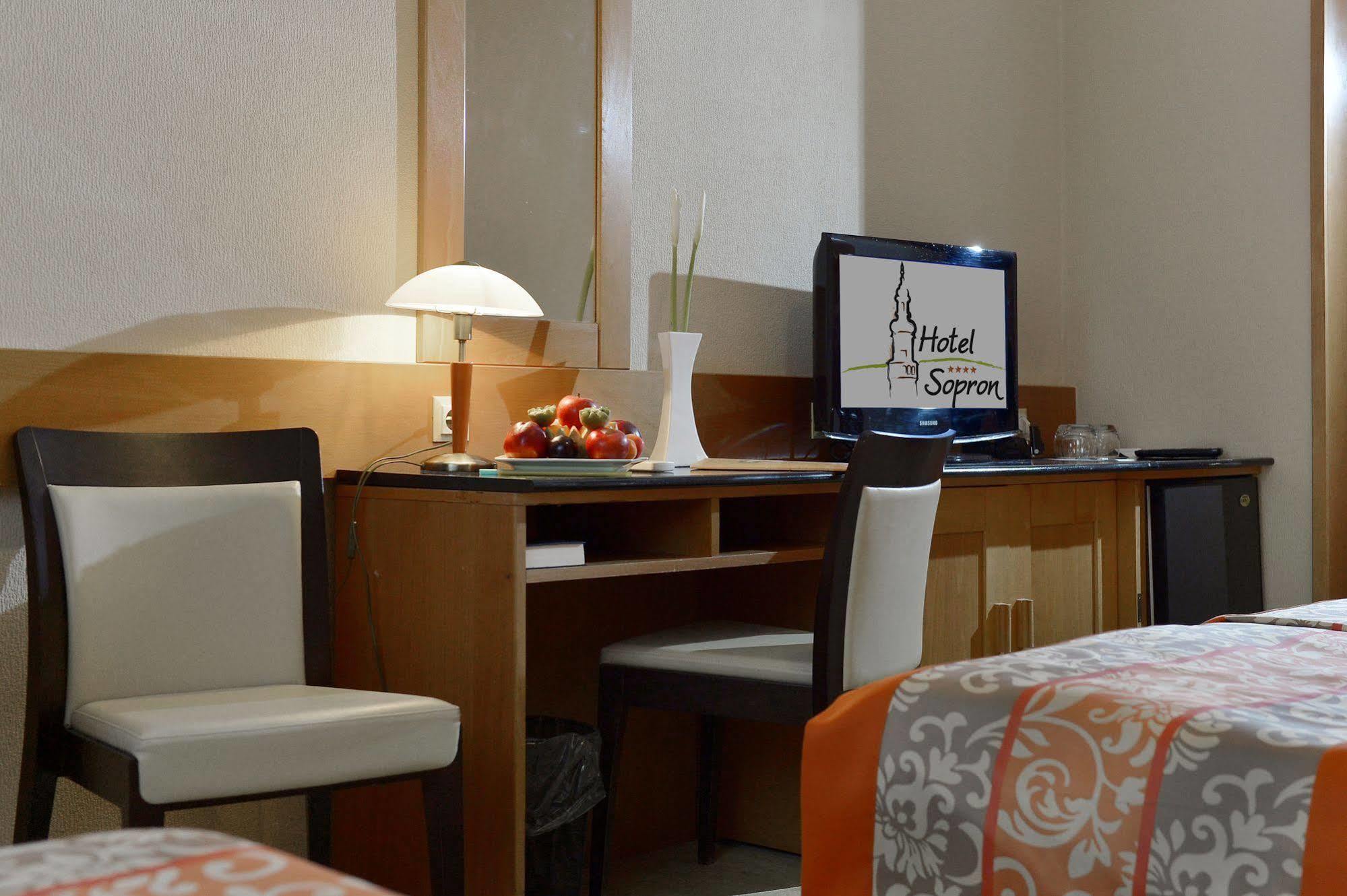 Hotel Шопрон Екстер'єр фото