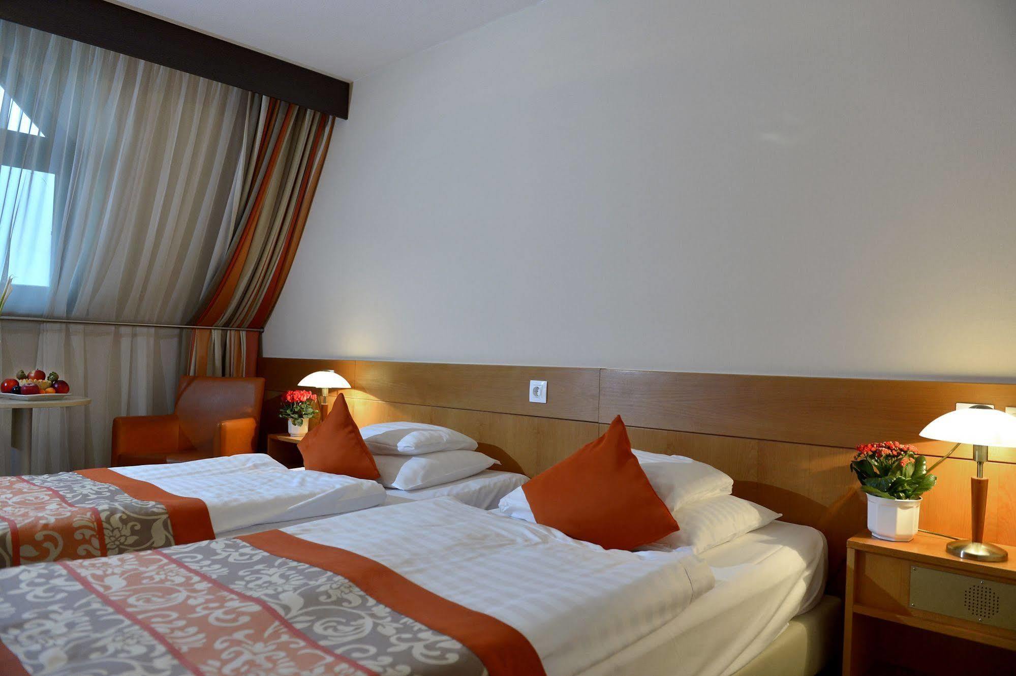 Hotel Шопрон Екстер'єр фото