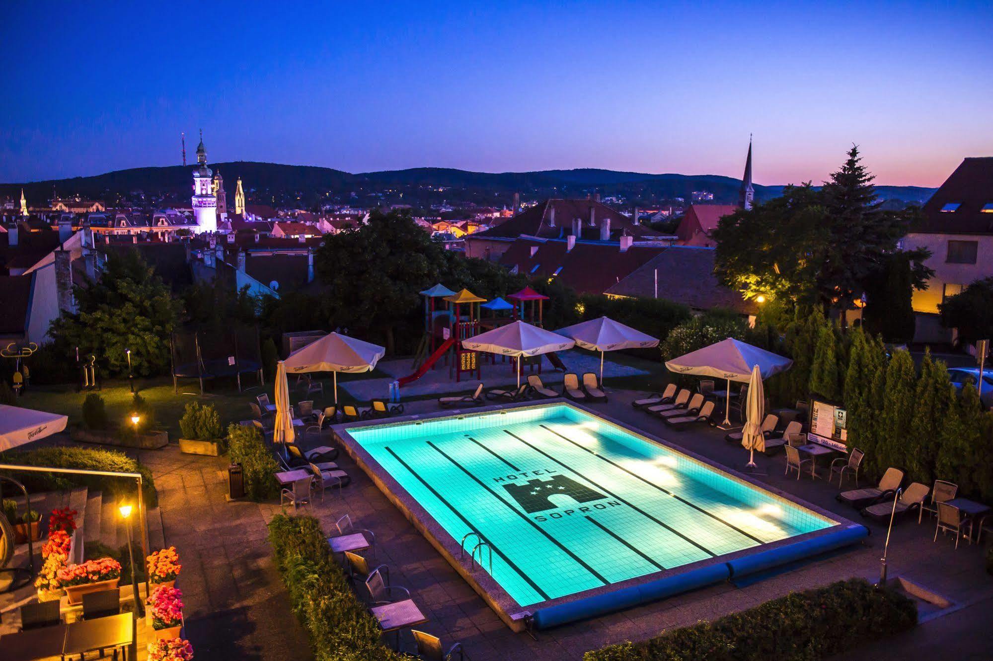 Hotel Шопрон Екстер'єр фото